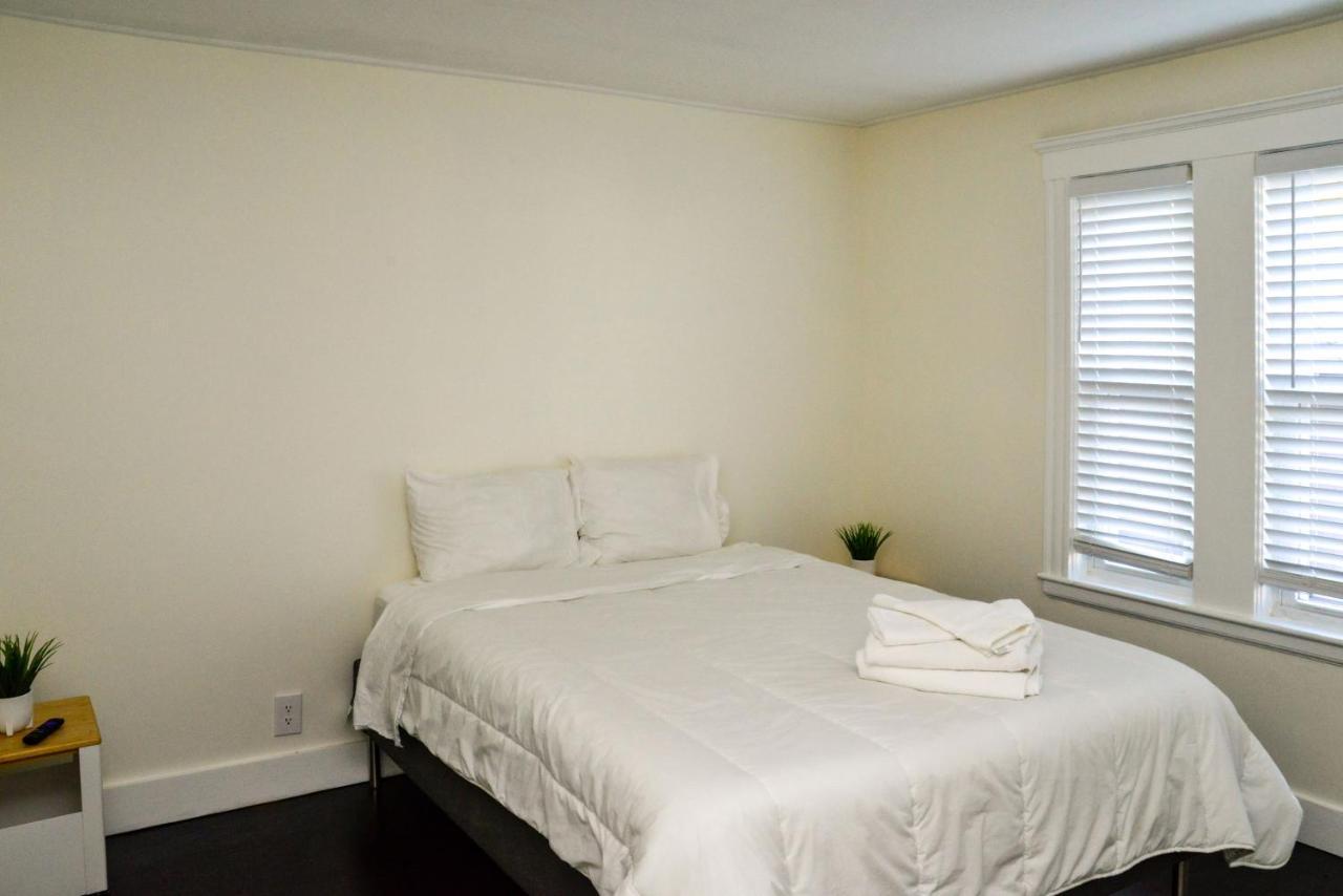 Modern Two Bedroom Condo - Boston Stoneham Eksteriør bilde