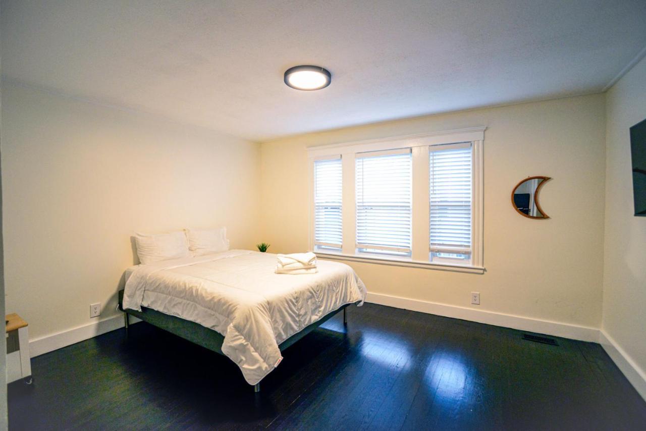Modern Two Bedroom Condo - Boston Stoneham Eksteriør bilde