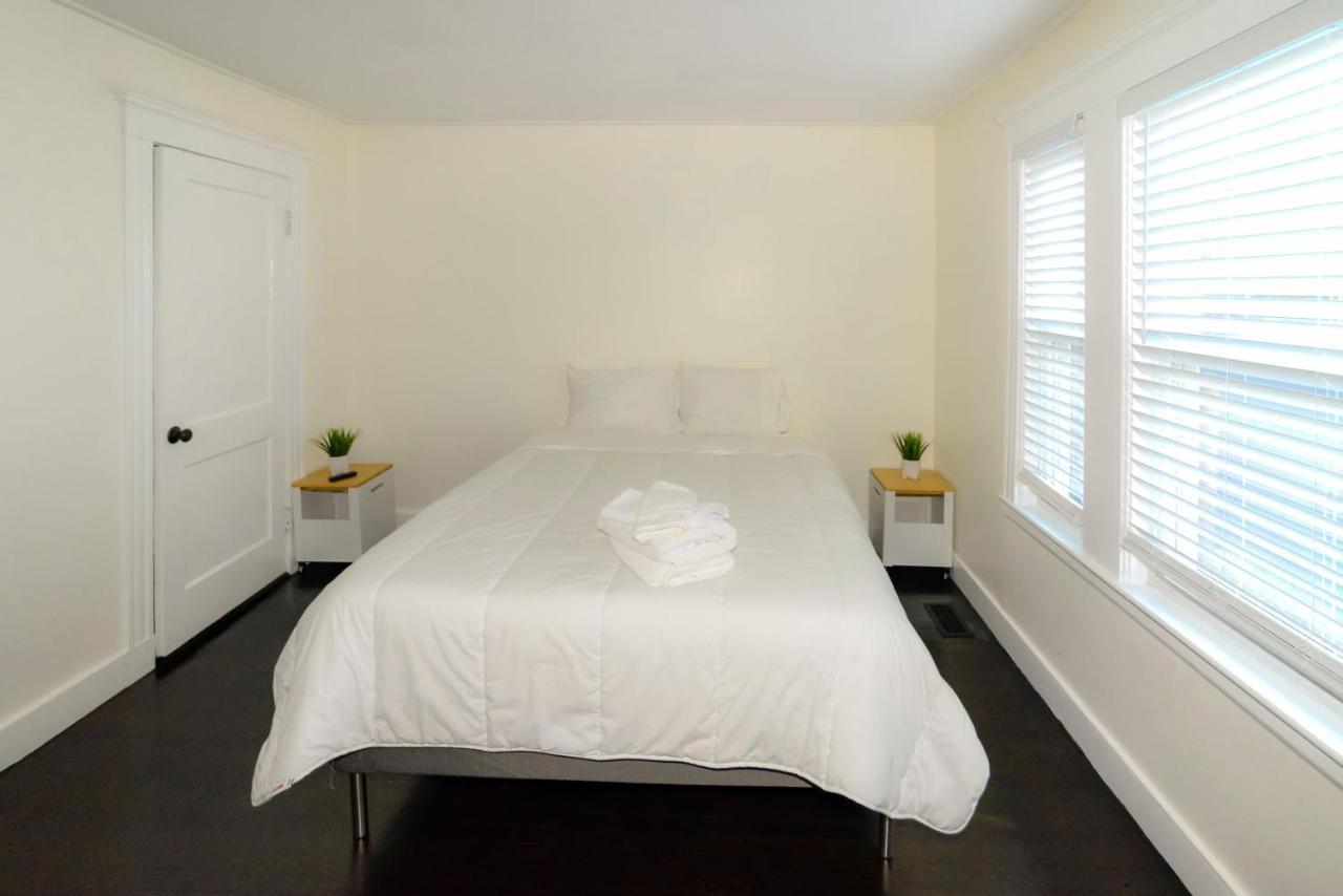 Modern Two Bedroom Condo - Boston Stoneham Eksteriør bilde