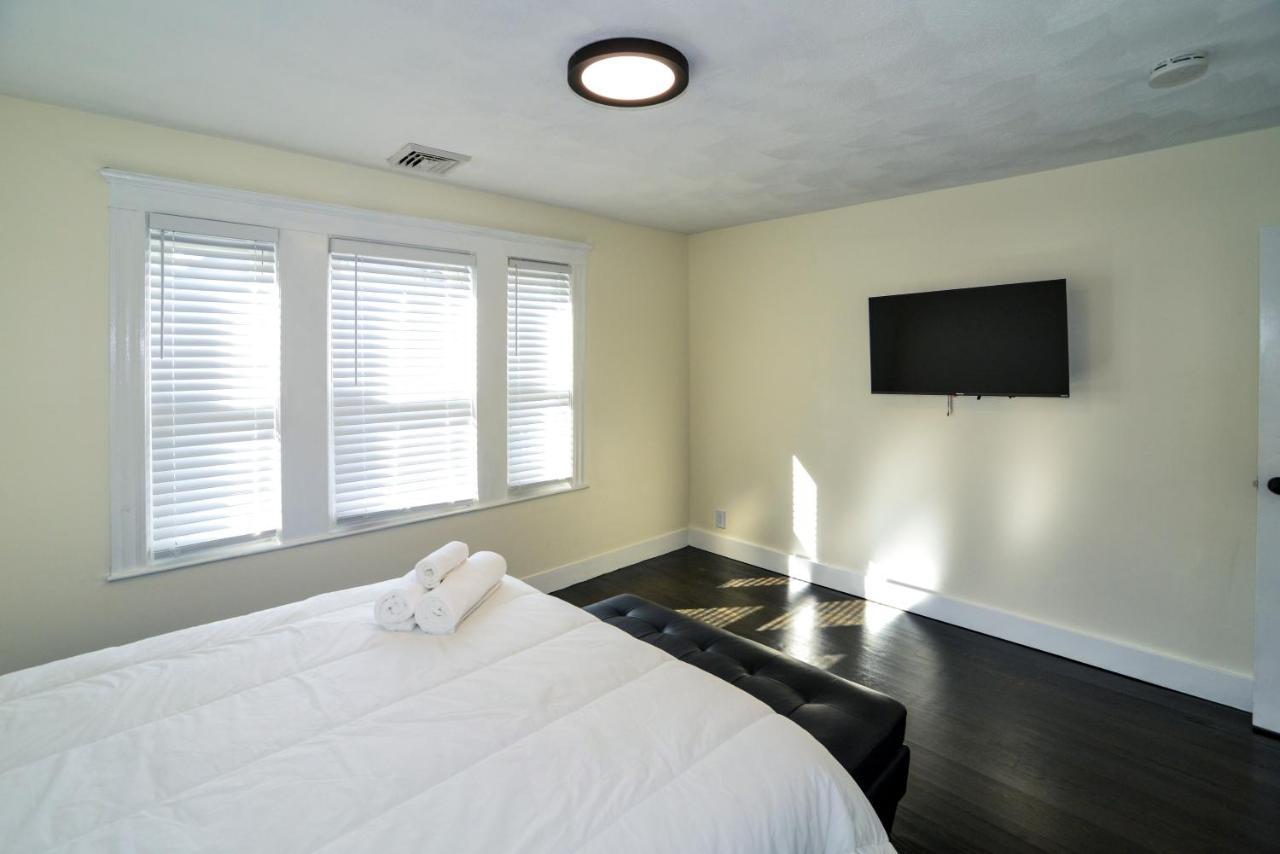Modern Two Bedroom Condo - Boston Stoneham Eksteriør bilde