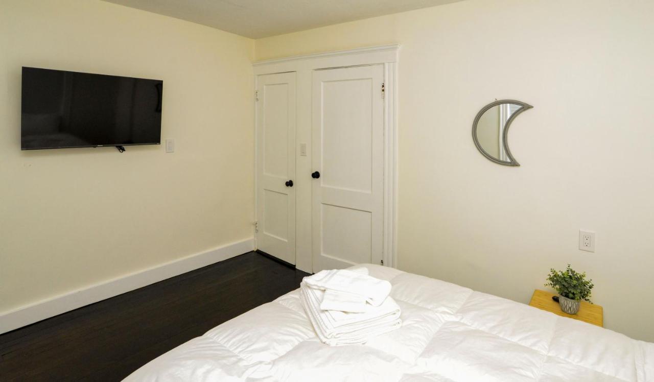 Modern Two Bedroom Condo - Boston Stoneham Eksteriør bilde