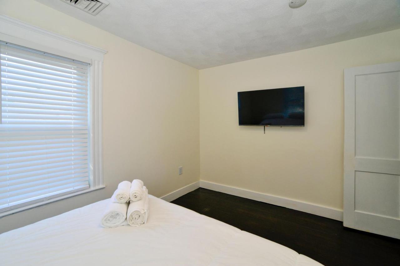 Modern Two Bedroom Condo - Boston Stoneham Eksteriør bilde