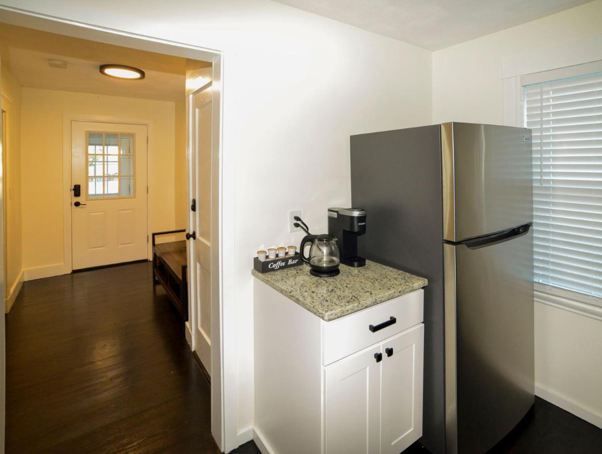 Modern Two Bedroom Condo - Boston Stoneham Eksteriør bilde