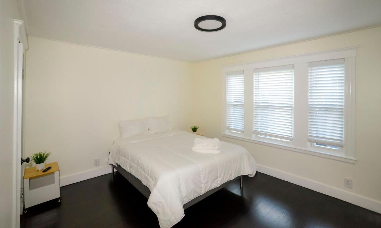 Modern Two Bedroom Condo - Boston Stoneham Eksteriør bilde